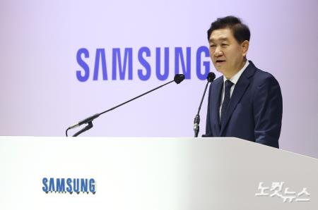 인사말하는 삼성전자 한종희 부회장