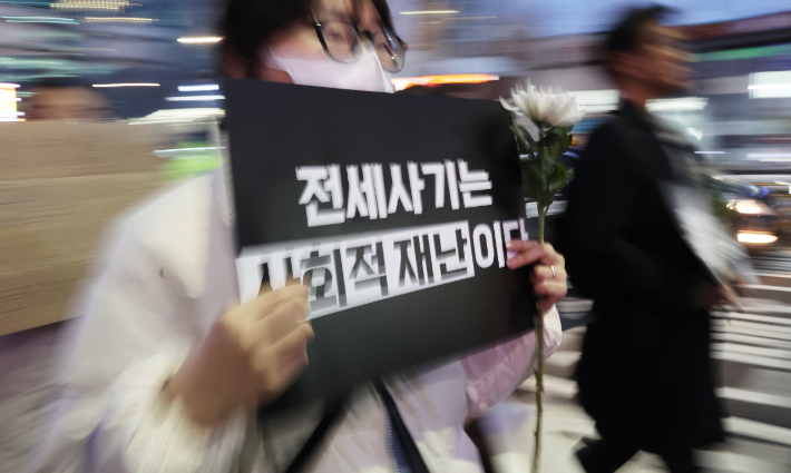 8일 서울역 앞에서 출발한 인천 미추홀구 전세사기 피해자를 위한 추모행진이 용산구 대통령실 방향을 향하고 있다. 연합뉴스