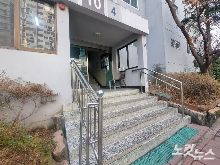 지난 14일 70대 경비원 A씨가 극단적 선택을 한 서울 강남구 대치동 한 아파트. 민소운 기자