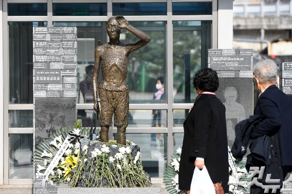 시민들이 서울 용산역 광장에 세워진 강제징용노동자상을 바라보고 있다. 황진환 기자