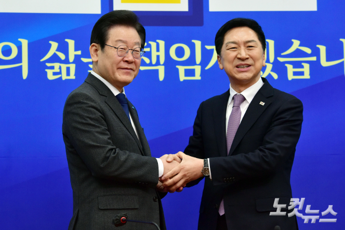 더불어민주당 이재명 대표(왼쪽)와 국민의힘 김기현 대표가 15일 서울 여의도 국회에서 만나 인사 나누고 있다. 윤창원 기자