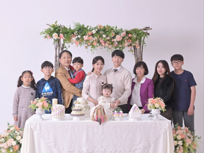 2019년 결혼한 셋째딸 하선씨의 딸 돌잔치 당시 가족사진. 김영진씨 제공