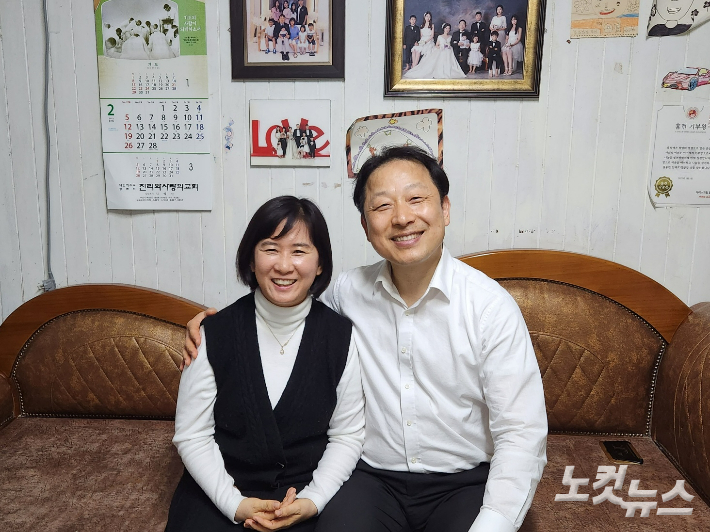 여덟 남매를 낳아 키운 김명신(54)·김영진(55)씨 부부. 정혜린 기자