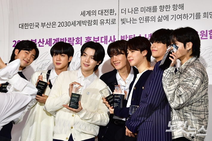 왼쪽부터 RM, 진, 슈가, 제이홉, 지민, 뷔, 정국. 박종민 기자