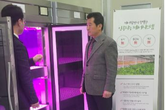 광주지방조달청 노배성 청장이 15일 전남 장성군 나노산단에 있는 스마트 팜 전문기업인 ㈜파미를 방문했다. 광주지방조달청 제공