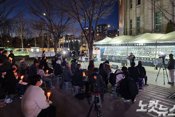 14일, 서울시청 앞 이태원참사 희생자 합동분향소에서 진행된 '10.29 이태원참사 추모와 연대 기도회'.