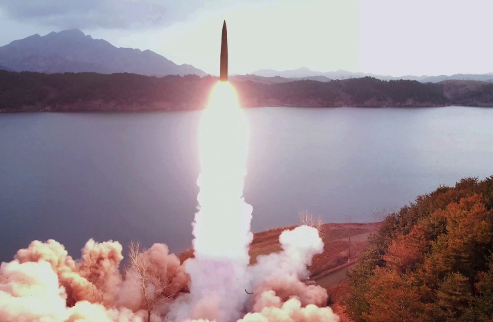북한은 전날 황해남도 장연군 일대에서 지대지 전술탄도미사일 2발을 사격했다고 15일 밝혔다. 연합뉴스