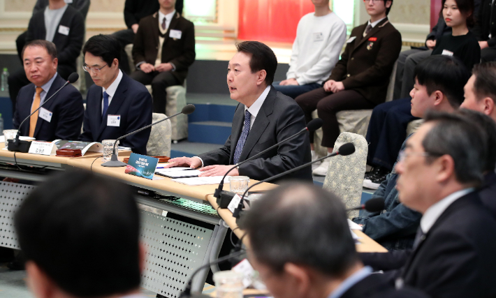 윤석열 대통령이 15일 청와대 영빈관에서 열린 제14차 비상경제민생회의에서 발언하고 있다. 연합뉴스