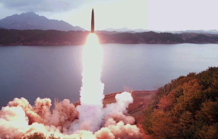 북한은 전날 황해남도 장연군 일대에서 지대지 전술탄도미사일 2발을 사격했다고 15일 밝혔다. 연합뉴스