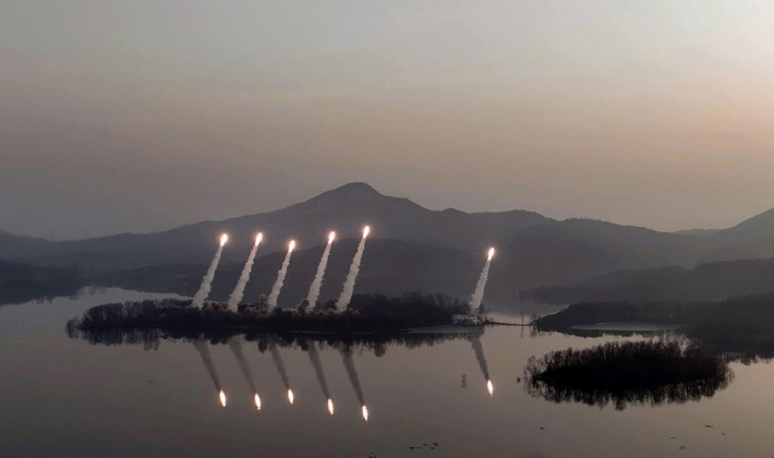 김정은 북한 국무위원장은 지난 9일 서부전선의 중요작전임무를 담당하고있는 화성포병부대의 화력습격훈련을 현지지도했다고 조선중앙통신이 10일 보도했다. 연합뉴스