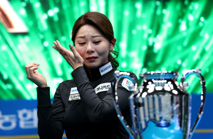 김가영이 올해 초 NH농협카드 챔피언십에서 우승한 뒤 세상을 떠난 할머니를 생각하며 눈물을 흘리는 모습. PBA