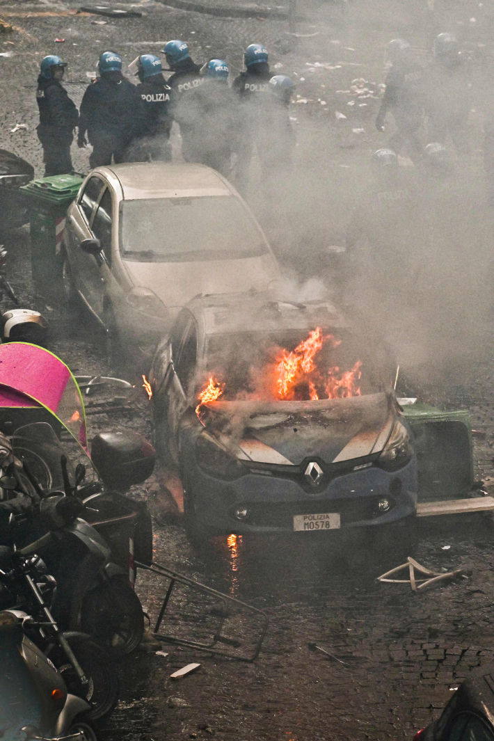 독일 프랑크푸르트 팬들의 폭동으로 불타는 나폴리 경찰차. 연합뉴스