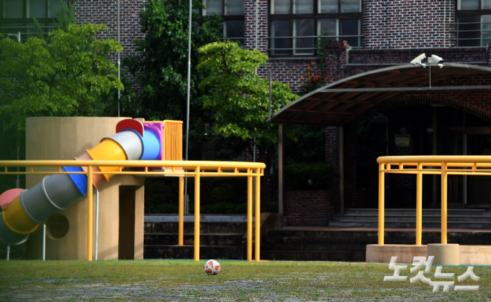 서울시내 한 초등학교 운동장에 축구공이 덩그러니 놓여있다. 황진환 기자