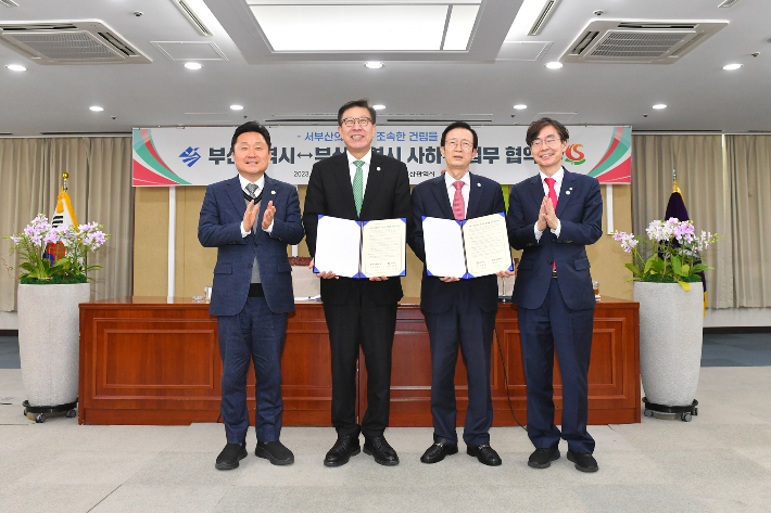 15일 부산시청에서 부산시와 사하구가 서부산의료원의 조속한 건립을 위한 업무협약을 체결했다. 왼쪽부터 더불어민주당 최인호 의원, 박형준 부산시장, 이갑준 사하구청장, 국민의힘 조경태 의원. 부산시 제공