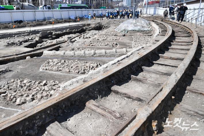 광화문 월대 발굴 현장서 발견된 일제강점기 전차 철로