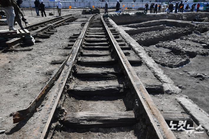 광화문 월대 발굴 현장...일제강점기 철로 발견