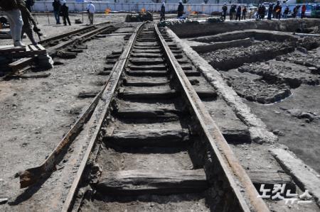 광화문 월대 발굴 현장...일제강점기 철로 발견