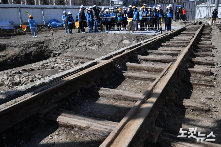 광화문 월대 발굴 현장 공개…일제강점기 철로 발견