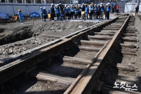 광화문 월대 발굴 현장 공개…일제강점기 철로 발견