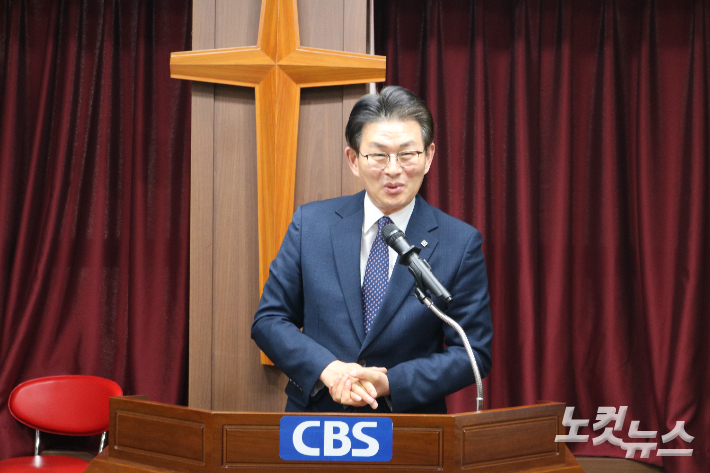 소종영 가장제일교회 담임목사가 15일 대전CBS 예배실에서 '힘'이라는 주제의 설교 말씀을 하고 있다. 정세영 기자