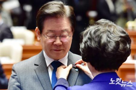 태극기 배지 다는 이재명 대표