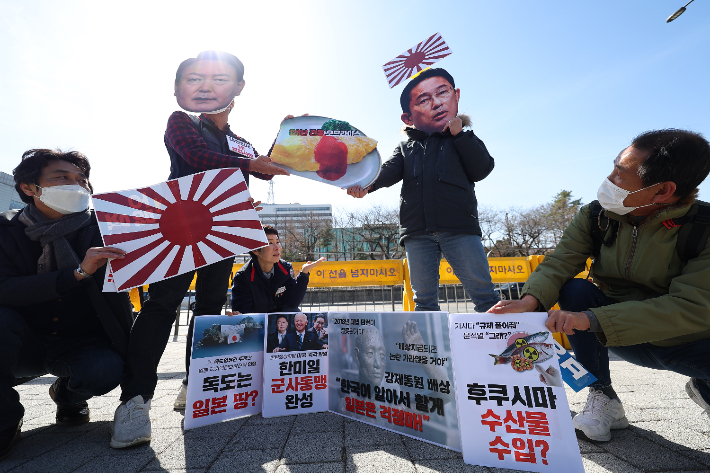 이날 오후 1시에는 서울겨레하나 등 청년단체들이 서울 용산구 대통령집무실 앞에서 '강제동원 배상 대신한 한일 미래청년기금 거부' 기자회견을 열기도 했다. 사진은 오전 전국민중행동 관계자들이 한일 정상회담을 규탄하는 퍼포먼스를 하는 모습. 연합뉴스