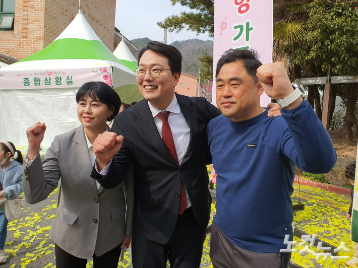 천하람 후보(가운데)가 이세은 순천시의원(왼쪽) 등과 탐매축제장에서 기념촬영했다. 고영호 기자