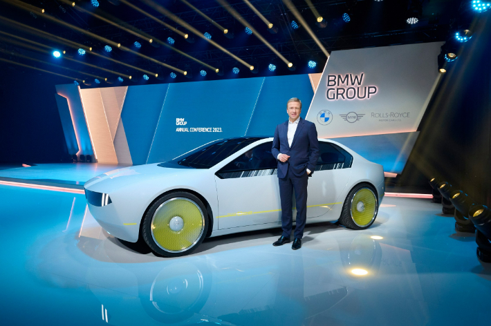 올리버 집세 BMW 그룹 회장과 콘셉트 모델인 BMW i 비전 디. BMW 제공