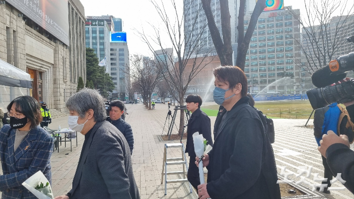 일본 아카시시 참사 유가족들이 17일 오후 9시 15분쯤 서울광장 분향소를 방문했다. 양형욱 기자