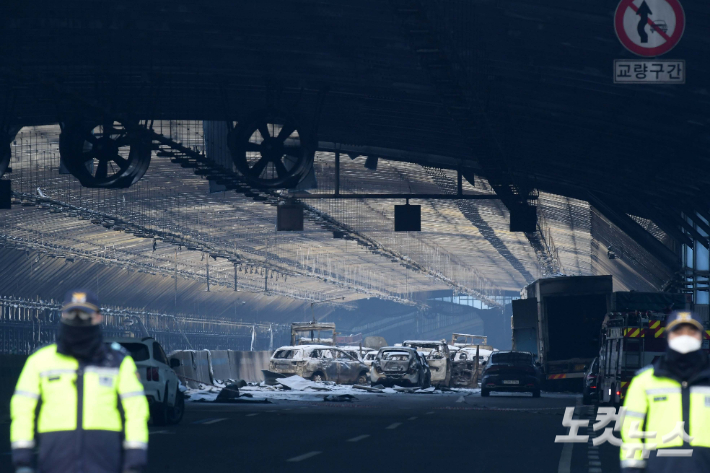 지난해 12월 5명의 사망자가 발생한 제2경인고속도로 방음터널 화재 현장. 박종민 기자