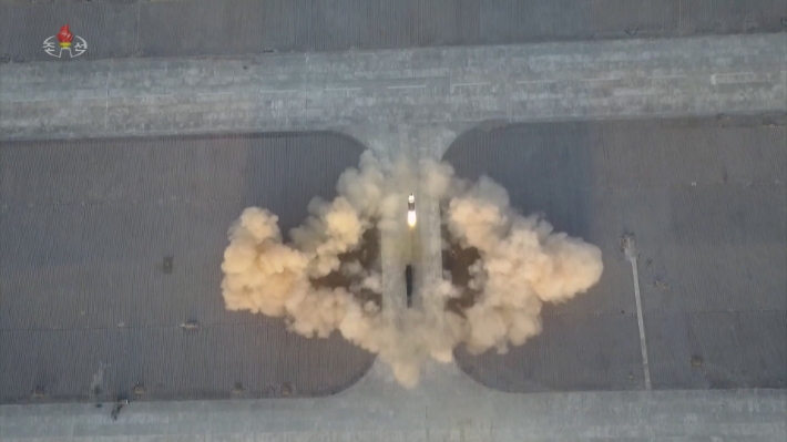 북한 조선중앙TV는 지난 16일 평양 국제공항에서 노동당 중앙군사위원회가 실시한 장거리탄도미사일(ICBM) '화성-17형' 발사 영상을 17일 공개했다. 연합뉴스