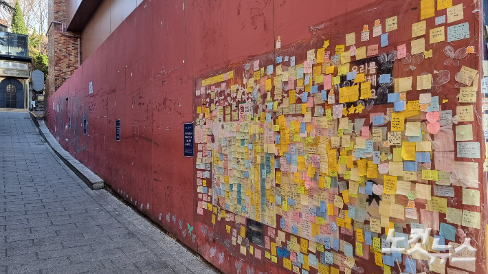 해밀톤 호텔 가벽 일부에 붙어있던 추모 메시지들이 일부 정리된 모습이다. 양형욱 기자