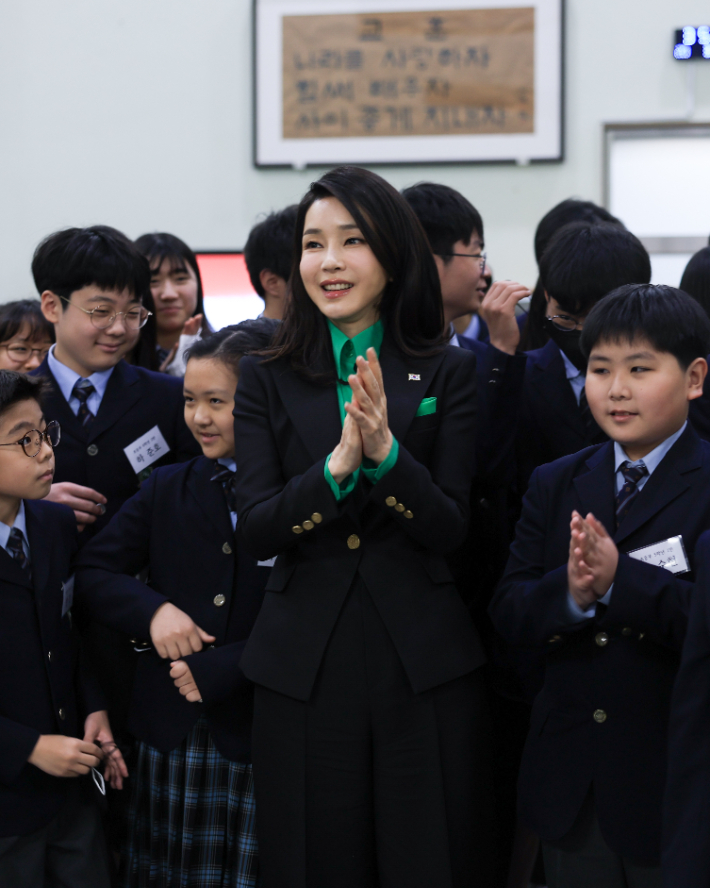 김건희 여사가 17일 동경한국학교를 방문해 학생들과 즐거운 시간을 보내고 있다. 대통령실 제공