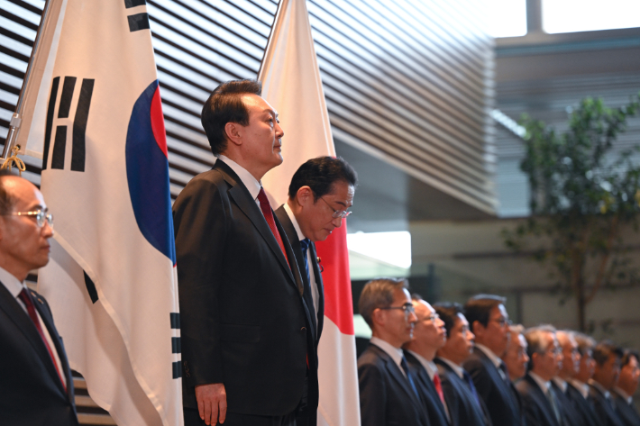 President Yoon Seok-yeol and Prime Minister Fumio Kishida listen to the national anthems of the two countries at a welcome ceremony held at the Prime Minister's Office in Tokyo on the afternoon of the 16th.  random news