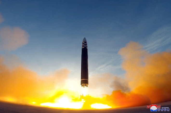 북한이 지난 16일 발사한 대륙간탄도미사일(ICBM) 화성-17형. 연합뉴스
