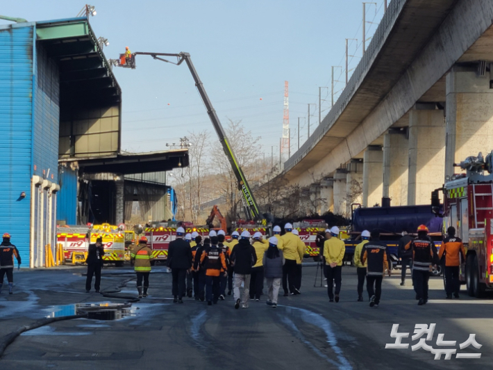 지난 14일 오전 한국타이어 대전공장 화재 현장을 방문한 대전시의회 의원들. 김정남 기자