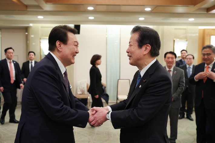일본을 방문한 윤석열 대통령이 지난 17일 도쿄의 한 호텔에서 야마구치 나쓰오 공명당 대표와 악수하고 있다. 대통령실 제공