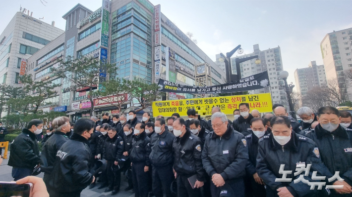 서울 강남구 대치동 한 아파트에서 극단적 선택을 한 경비원의 동료 경비원 77명이 '관리소장 퇴진' 요구를 하고 나섰다. 민소운 기자