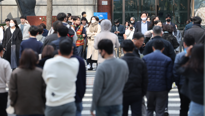 7일 서울 도심에서 점심시간 직장인들이 식사를 위해 이동하고 있다. 연합뉴스