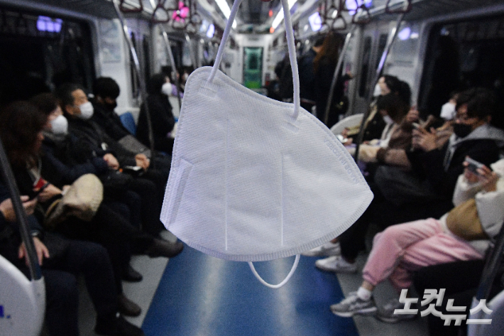 버스·지하철·택시 등 대중교통 내 마스크 착용 의무화가 해제된 20일 오전 서울 지하철에 시민들이 탑승하고 있다. 대중교통에서의 마스크 착용 의무가 없어진 것은 중앙정부 차원의 마스크 착용 의무가 생긴 2020년 10월 이후 약 2년 5개월 만이다. 류영주 기자