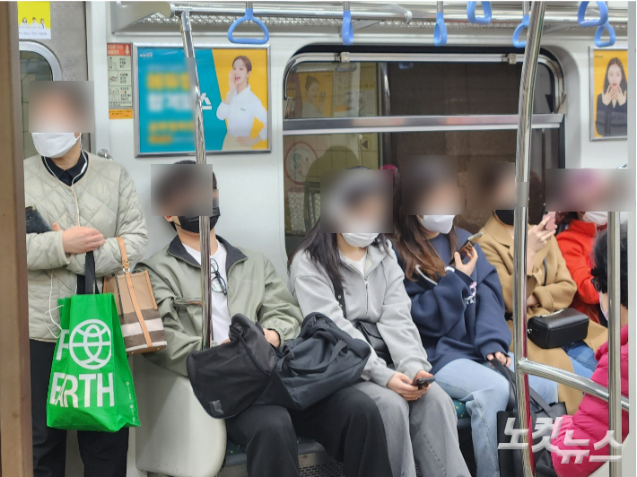 대중교통에서의 마스크 착용이 자율화된 첫날인 20일 부산도시철도 열차 내 승객 대부분이 마스크를 쓰고 있다. 정혜린 기자