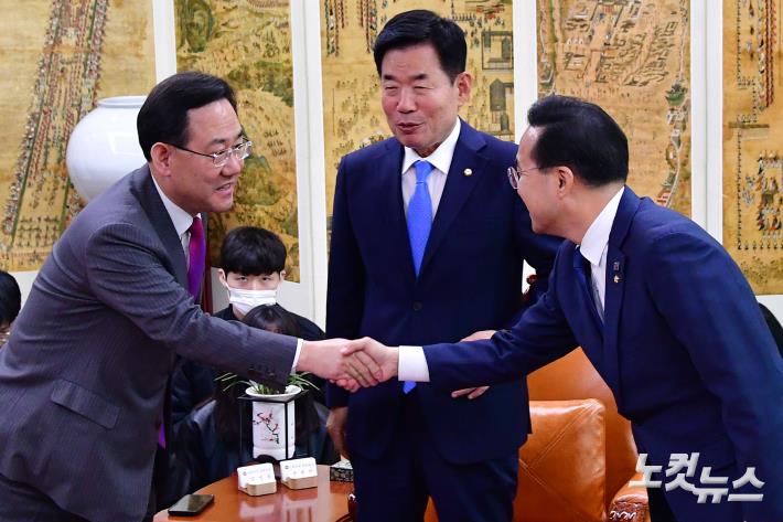 악수하는 여야 원내대표