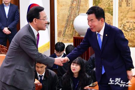 악수하는 김진표 국회의장-국민의힘 주호영 원내대표