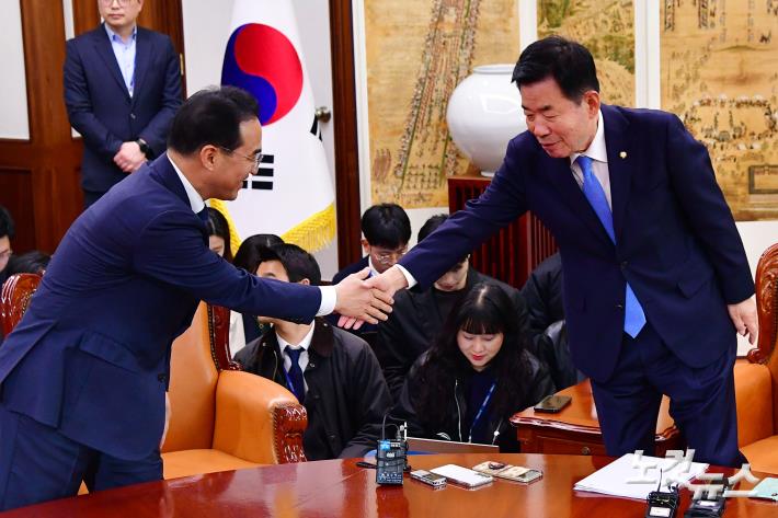 악수하는 김진표 국회의장-민주당 박홍근 원내대표