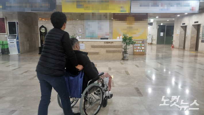 지난 1월 인터뷰를 마친 뒤 병실로 향하는 A씨와 그의 아내. 고상현 기자