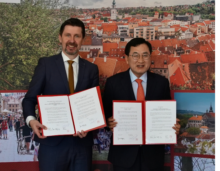 주낙영(우측) 경주시장과 파벨 파칼 트레비치 시장이 우호협력 의향서를 체결한 후 기념촬영을 하고 있다. 경주시 제공