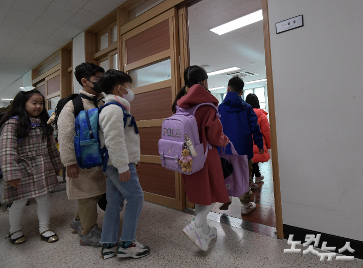 새학기가 시작된 지난 2일 서울 강동구 강빛초등학교에서 1학년 신입생들이 교실 구경을 하고 있다. 박종민 기자
