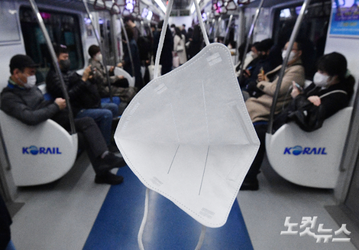 대중교통에서의 마스크 착용 의무가 없어진 것은 중앙정부 차원의 마스크 착용 의무가 생긴 2020년 10월 이후 약 2년 5개월 만이다. 류영주 기자