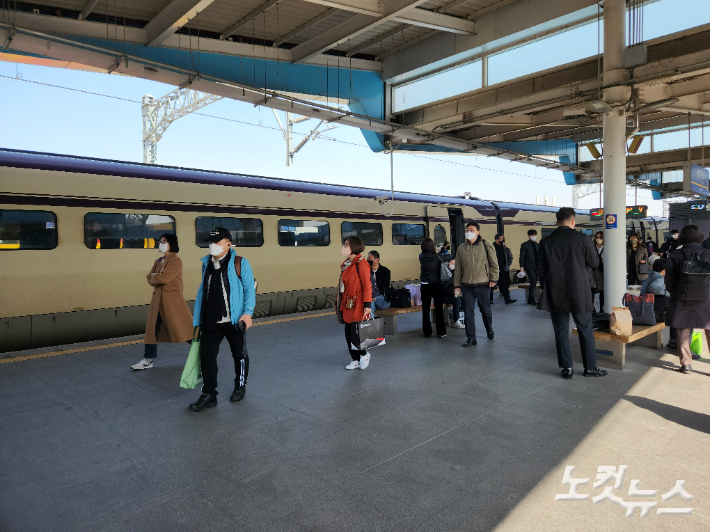 20일 광주 광산구 광주송정역 기차에서 내린 승객들 대부분 마스크를 쓴 모습. 박성은 기자