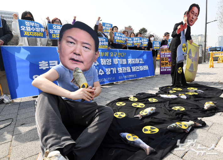 지난 10일 오전 서울 용산구 전쟁기념관 앞에서 열린 '후쿠시마 방사능 오염수 대응 기자회견' 참석자들이 퍼포먼스를 선보이고 있다. 황진환 기자